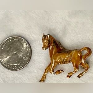 Elegant Vintage Brown Horse Pin. Pristine condition.